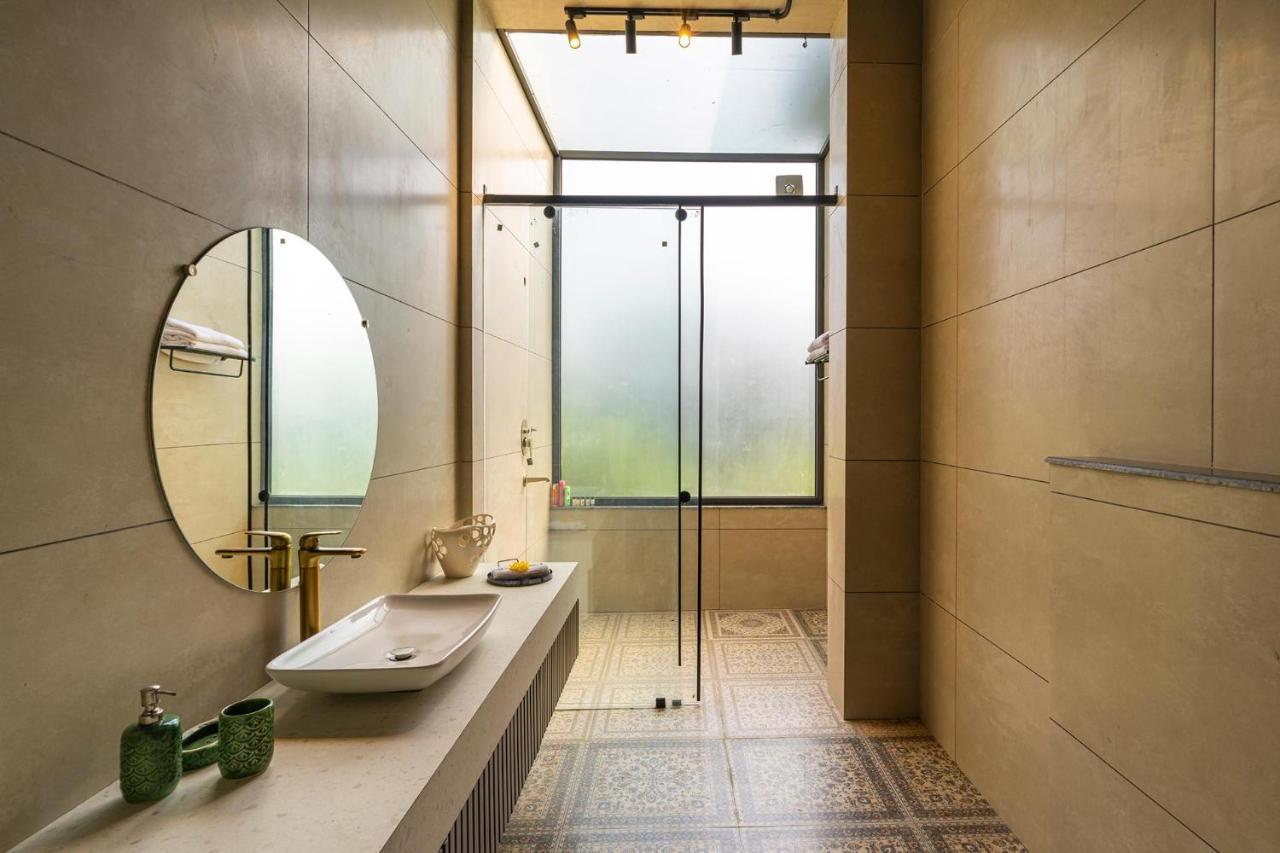 Stayvista's Anantam - Luxury 4br With Huge Swimming Pool In Delhi Villa *