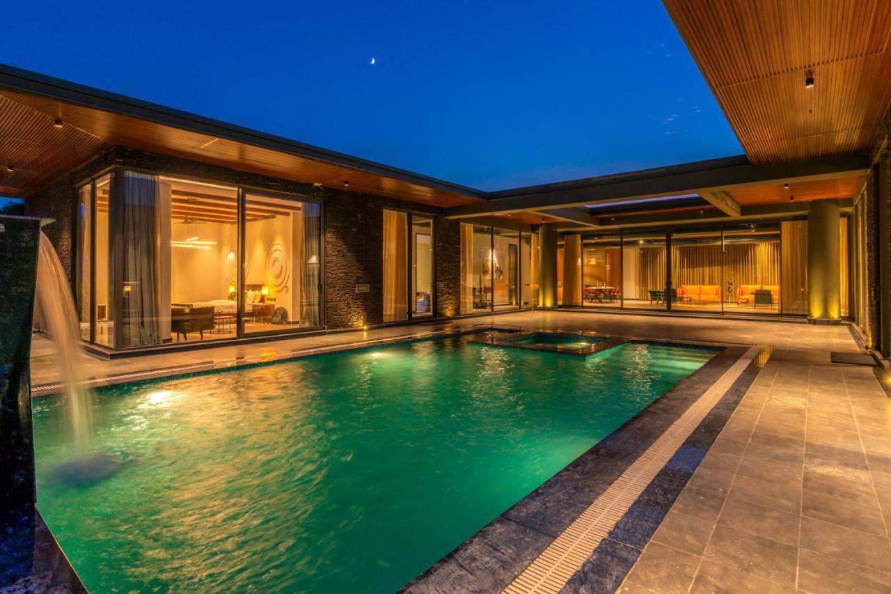 Stayvista's Anantam - Luxury 4br With Huge Swimming Pool In Delhi Villa *